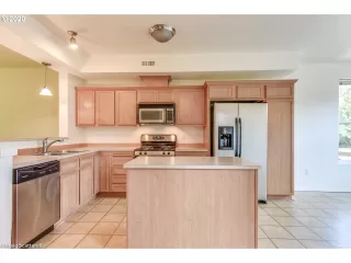 Photo #4: 20183957 Listing