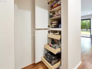 Photo #4: 20183963 Listing