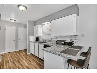 Photo #4: 20189046 Listing