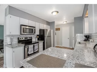 Photo #5: 20189046 Listing