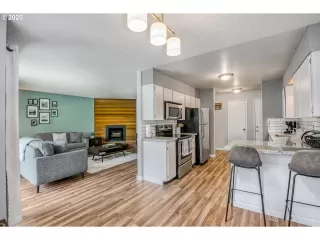 Photo #6: 20189046 Listing
