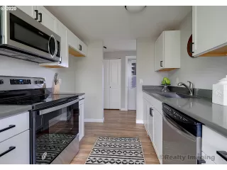 Photo #6: 20190801 Listing