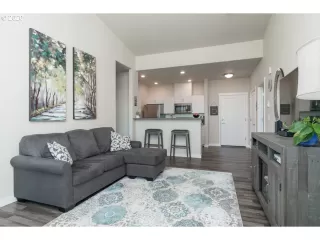 Photo #5: 20195980 Listing