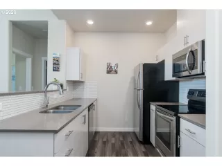 Photo #6: 20195980 Listing