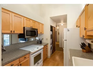 Photo #5: 20199038 Listing