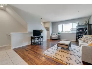 Photo #5: 20202972 Listing