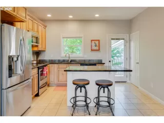 Photo #6: 20202972 Listing