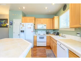 Photo #5: 20208946 Listing