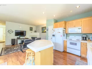 Photo #6: 20208946 Listing