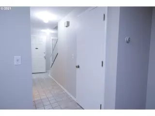 Photo #4: 20212417 Listing