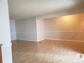 Photo #5: 20213152 Listing