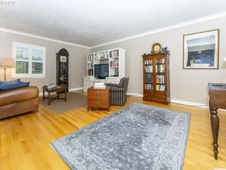 Photo #4: 20215158 Listing