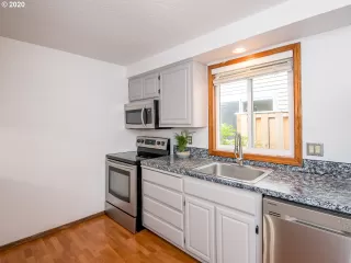 Photo #5: 20218916 Listing