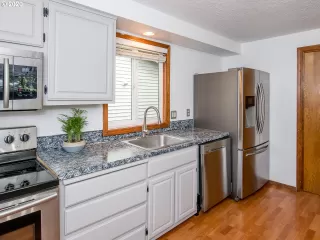 Photo #6: 20218916 Listing