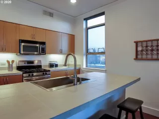 Photo #6: 20228996 Listing