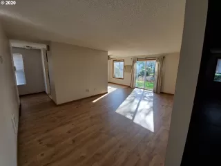 Photo #5: 20233996 Listing