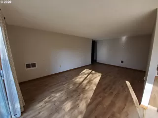 Photo #6: 20233996 Listing