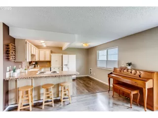 Photo #5: 20235623 Listing