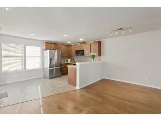 Photo #5: 20237954 Listing