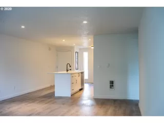 Photo #5: 20241858 Listing