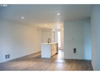 Photo #6: 20241858 Listing