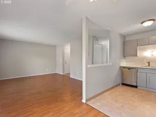 Photo #6: 20243909 Listing