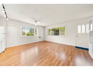 Photo #4: 20244537 Listing