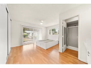 Photo #6: 20244537 Listing