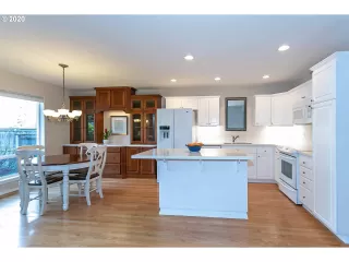 Photo #4: 20245195 Listing