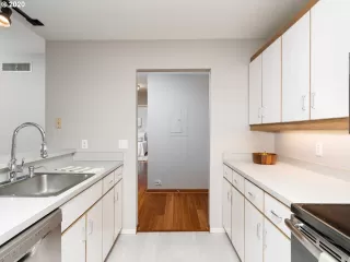 Photo #6: 20246269 Listing