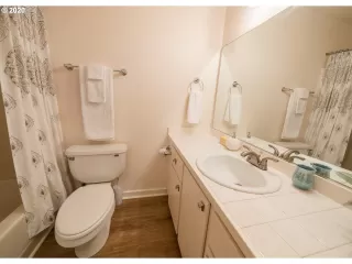 Photo #5: 20248040 Listing