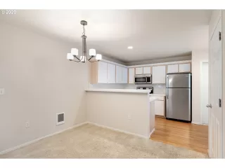 Photo #6: 20253413 Listing