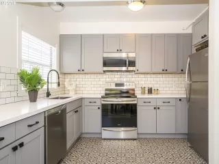 Photo #5: 20258000 Listing