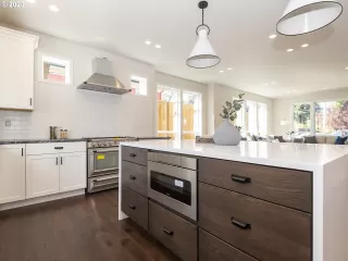 Photo #6: 20258172 Listing