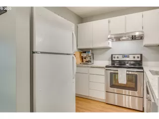 Photo #6: 20262031 Listing