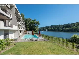 Photo #4: 20273104 Listing