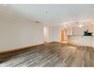 Photo #5: 20275741 Listing 