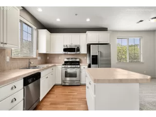 Photo #6: 20276258 Listing