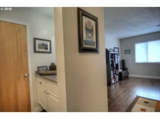 Photo #4: 20276534 Listing