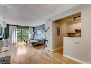 Photo #4: 20281423 Listing