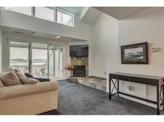 Photo #5: 20285136 Listing