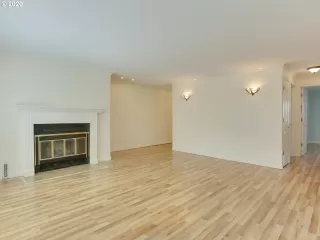 Photo #4: 20295566 Listing