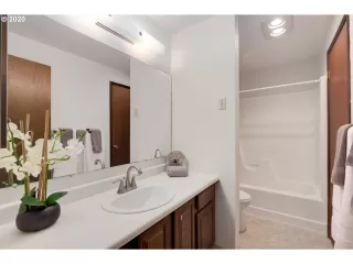 Photo #6: 20296446 Listing