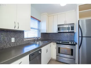 Photo #5: 20297110 Listing