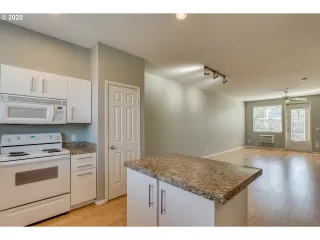 Photo #6: 20298931 Listing