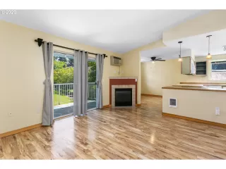 Photo #5: 20302660 Listing