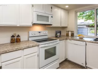 Photo #4: 20303984 Listing