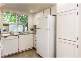 Photo #5: 20303984 Listing