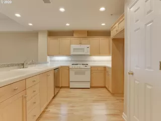 Photo #5: 20304105 Listing