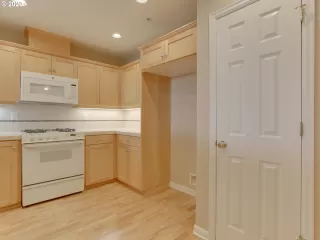 Photo #6: 20304105 Listing